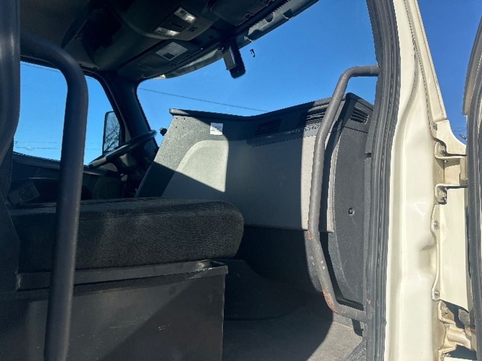 Day Cab Tractor-Heavy Duty Tractors-Freightliner-2019-T12664ST-Birmingham-AL-387,863\n\t\tmiles-$ 45,000 - Image 12