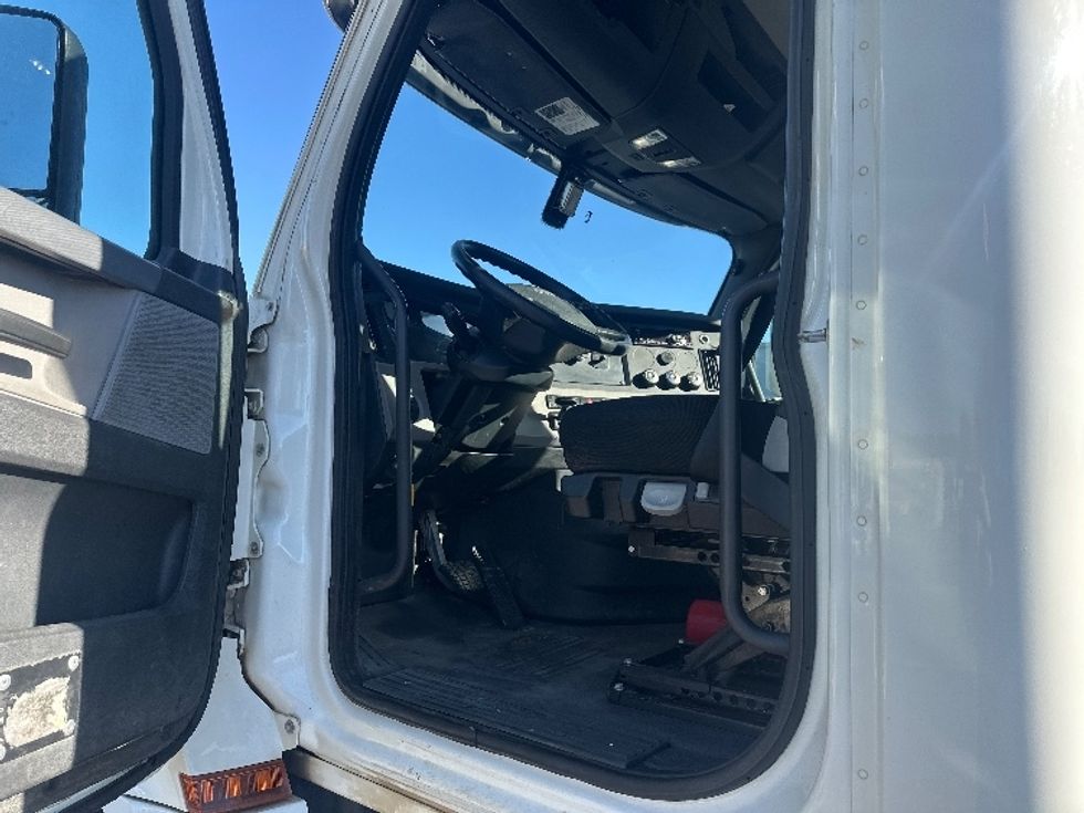 Day Cab Tractor-Heavy Duty Tractors-Freightliner-2019-T12664ST-Birmingham-AL-387,863\n\t\tmiles-$ 45,000 - Image 9