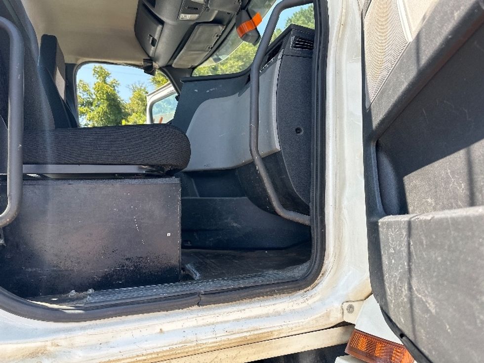 Day Cab Tractor-Heavy Duty Tractors-Freightliner-2019-T12664ST-Birmingham-AL-388,051\n\t\tmiles-$ 48,750 - Image 12