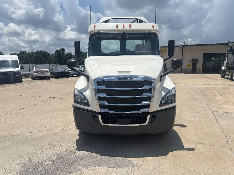 Day Cab Tractor-Heavy Duty Tractors-Freightliner-2019-T12664ST-Birmingham-AL-388,051\n\t\tmiles-$ 48,750 - Image 2