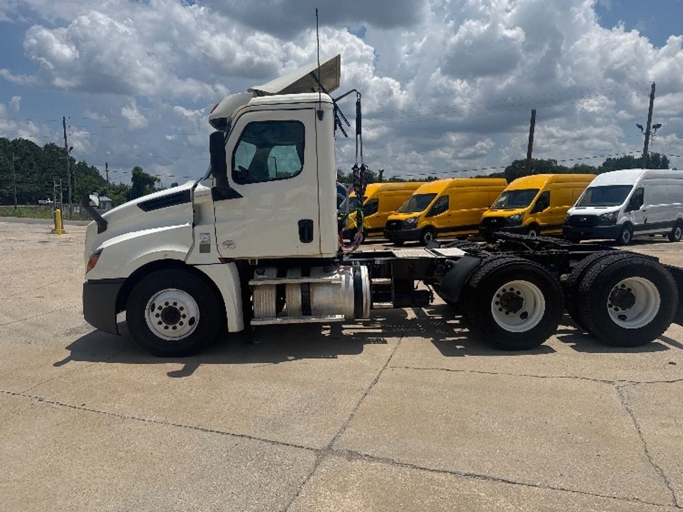 Day Cab Tractor-Heavy Duty Tractors-Freightliner-2019-T12664ST-Birmingham-AL-388,051\n\t\tmiles-$ 48,750 - Image 4