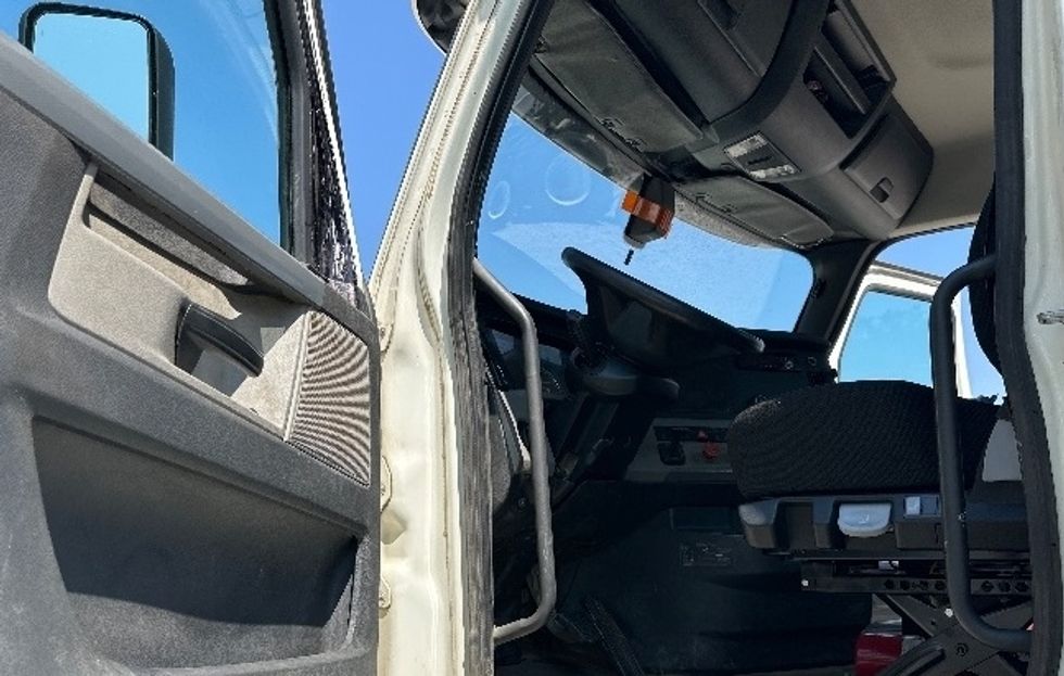 Day Cab Tractor-Heavy Duty Tractors-Freightliner-2019-T12664ST-Birmingham-AL-388,051\n\t\tmiles-$ 48,750 - Image 9