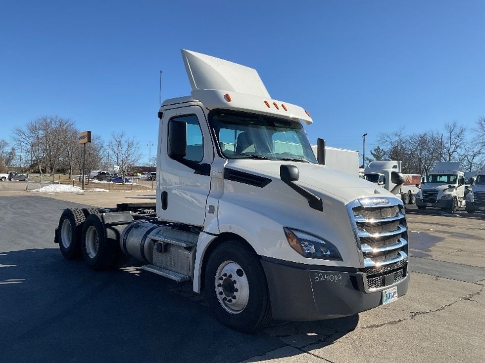 Day Cab Tractor-Heavy Duty Tractors-Freightliner-2019-T12664ST-Bloomington-IN-326,050\n\t\tmiles-$ 56,000 - Image 1