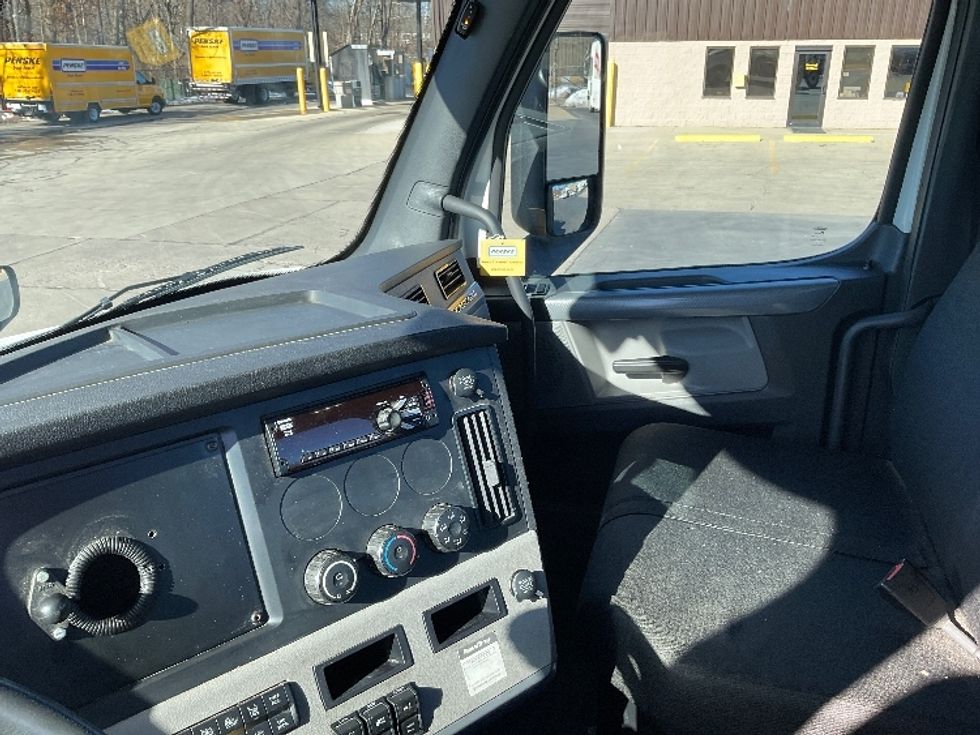 Day Cab Tractor-Heavy Duty Tractors-Freightliner-2019-T12664ST-Bloomington-IN-326,050\n\t\tmiles-$ 56,000 - Image 10