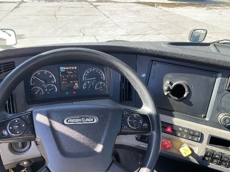 Day Cab Tractor-Heavy Duty Tractors-Freightliner-2019-T12664ST-Bloomington-IN-326,050\n\t\tmiles-$ 56,000 - Image 11