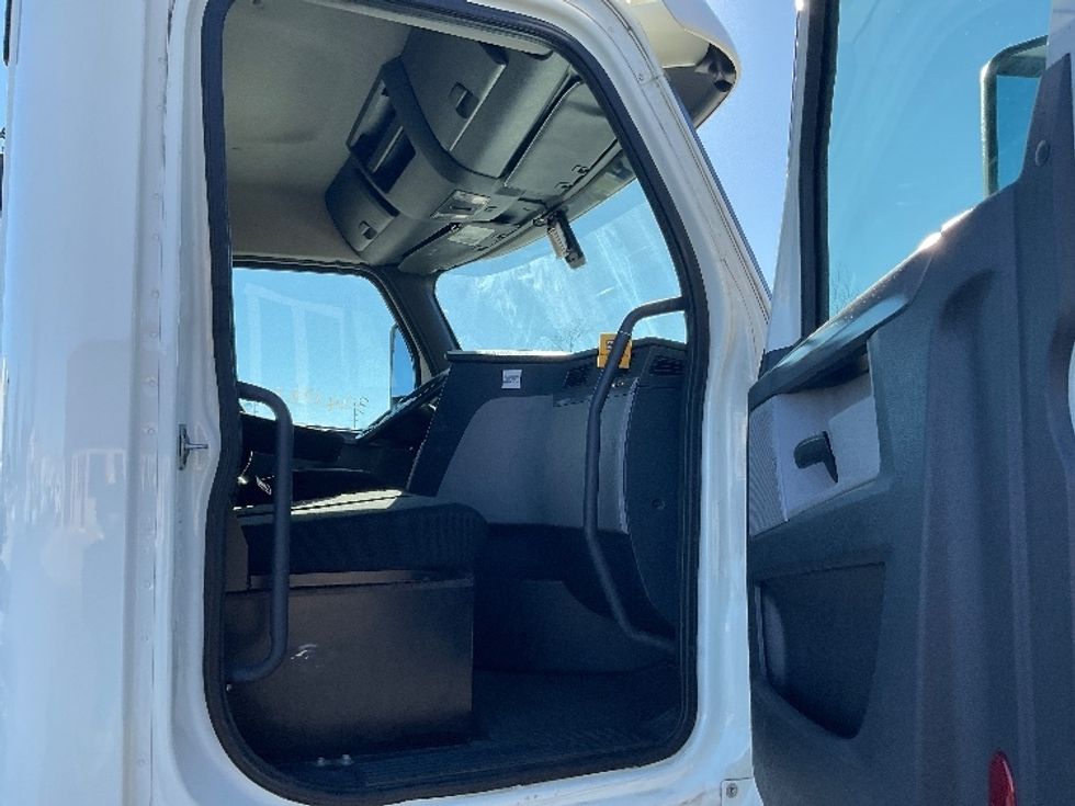 Day Cab Tractor-Heavy Duty Tractors-Freightliner-2019-T12664ST-Bloomington-IN-326,050\n\t\tmiles-$ 56,000 - Image 12