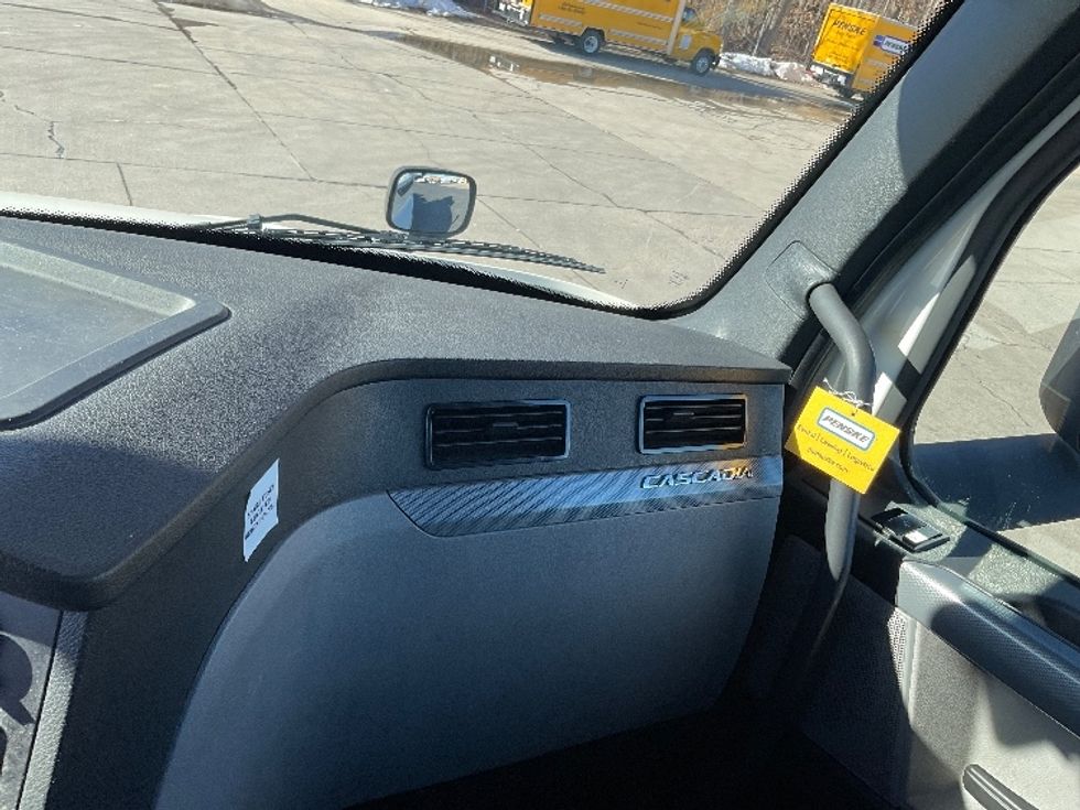 Day Cab Tractor-Heavy Duty Tractors-Freightliner-2019-T12664ST-Bloomington-IN-326,050\n\t\tmiles-$ 56,000 - Image 13