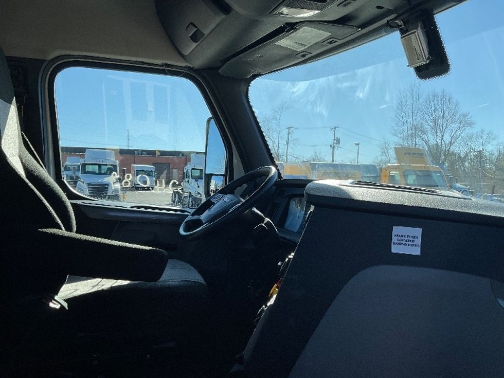 Day Cab Tractor-Heavy Duty Tractors-Freightliner-2019-T12664ST-Bloomington-IN-326,050\n\t\tmiles-$ 56,000 - Image 14