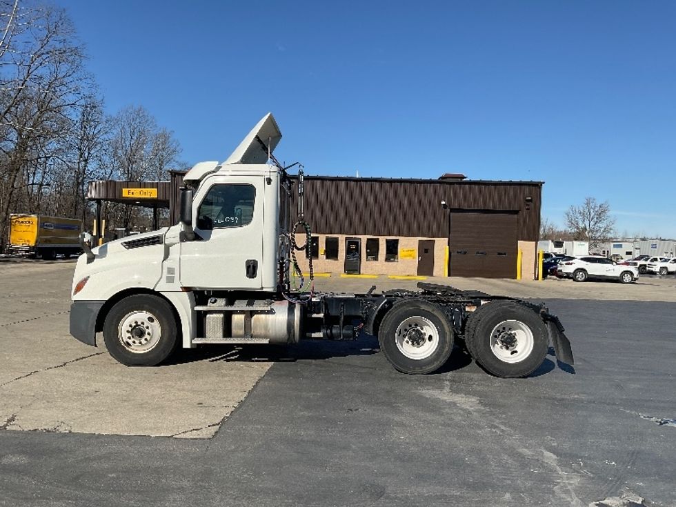 Day Cab Tractor-Heavy Duty Tractors-Freightliner-2019-T12664ST-Bloomington-IN-326,050\n\t\tmiles-$ 56,000 - Image 4