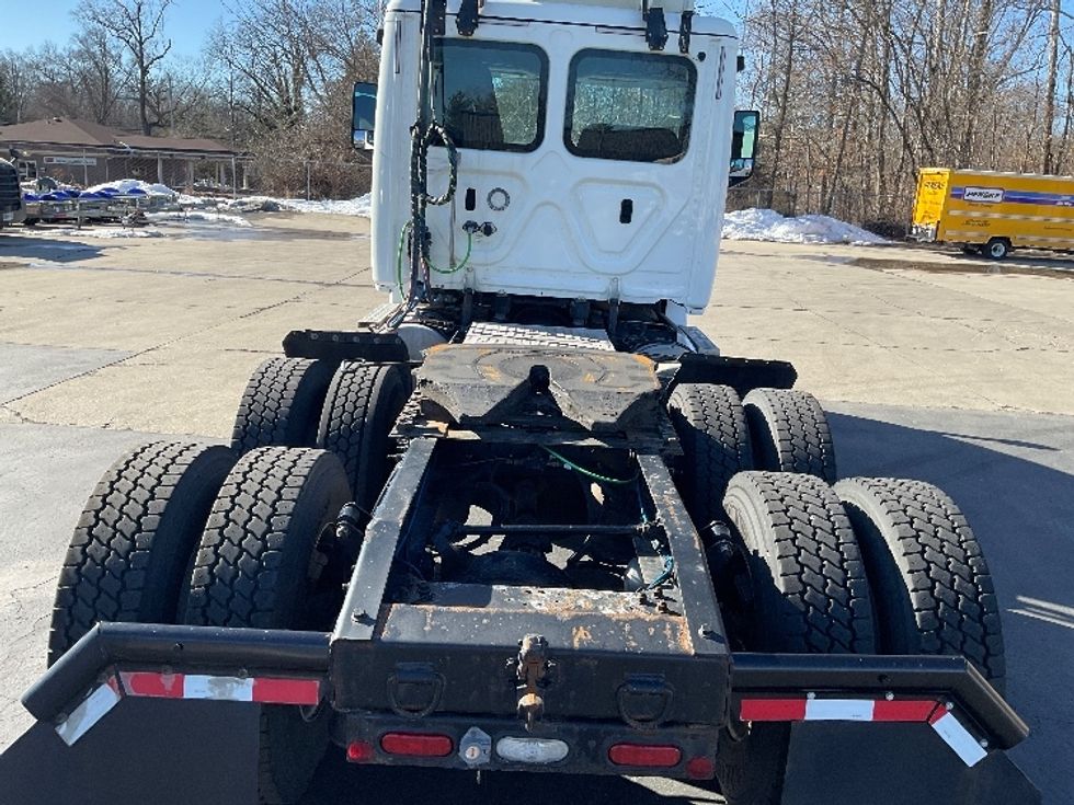 Day Cab Tractor-Heavy Duty Tractors-Freightliner-2019-T12664ST-Bloomington-IN-326,050\n\t\tmiles-$ 56,000 - Image 6