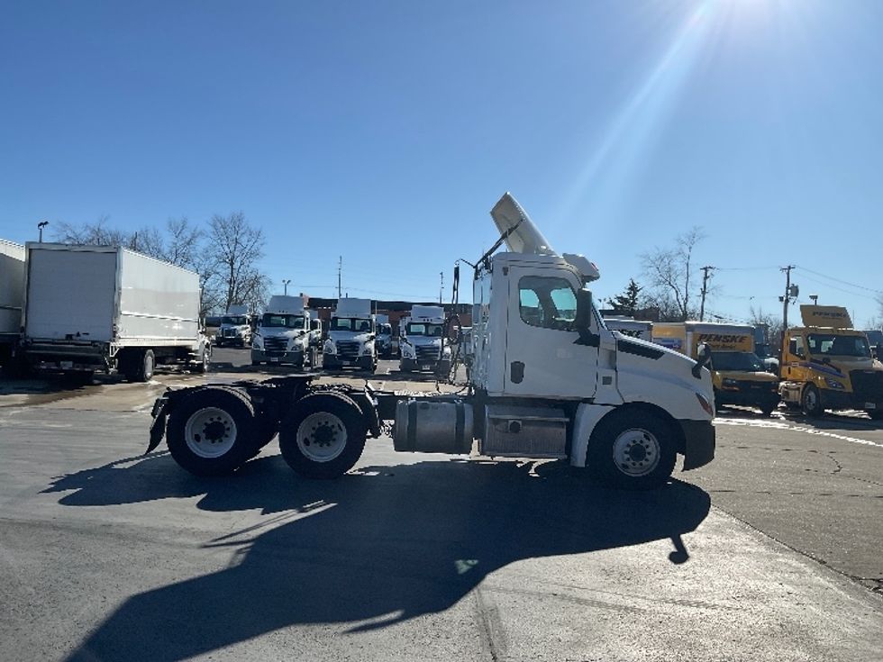 Day Cab Tractor-Heavy Duty Tractors-Freightliner-2019-T12664ST-Bloomington-IN-326,050\n\t\tmiles-$ 56,000 - Image 8