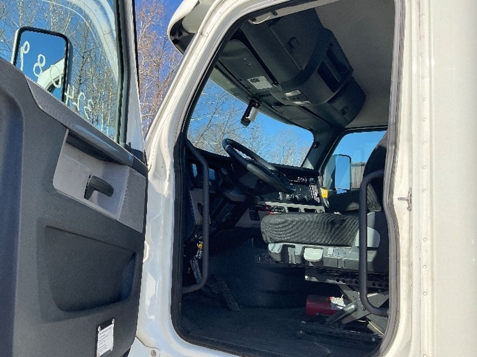 Day Cab Tractor-Heavy Duty Tractors-Freightliner-2019-T12664ST-Bloomington-IN-326,050\n\t\tmiles-$ 56,000 - Image 9