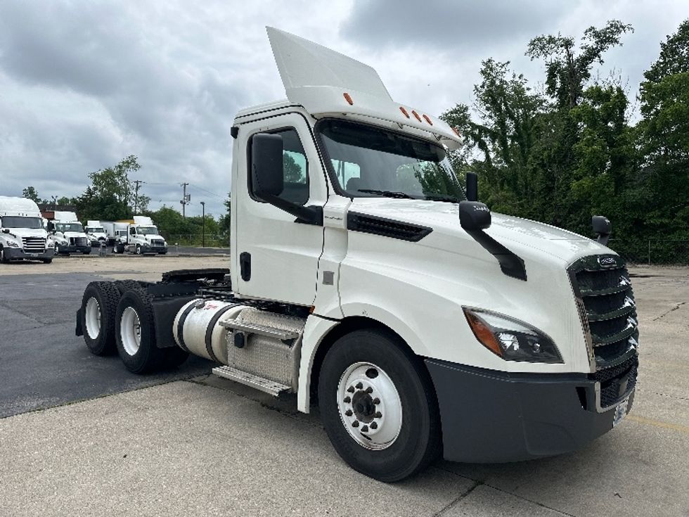 Day Cab Tractor-Heavy Duty Tractors-Freightliner-2019-T12664ST-Bloomington-IN-375,711\n\t\tmiles-$ 47,250 - Image 1