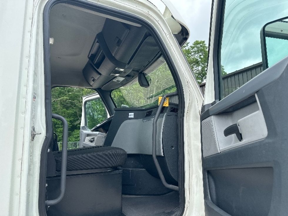Day Cab Tractor-Heavy Duty Tractors-Freightliner-2019-T12664ST-Bloomington-IN-375,711\n\t\tmiles-$ 47,250 - Image 11