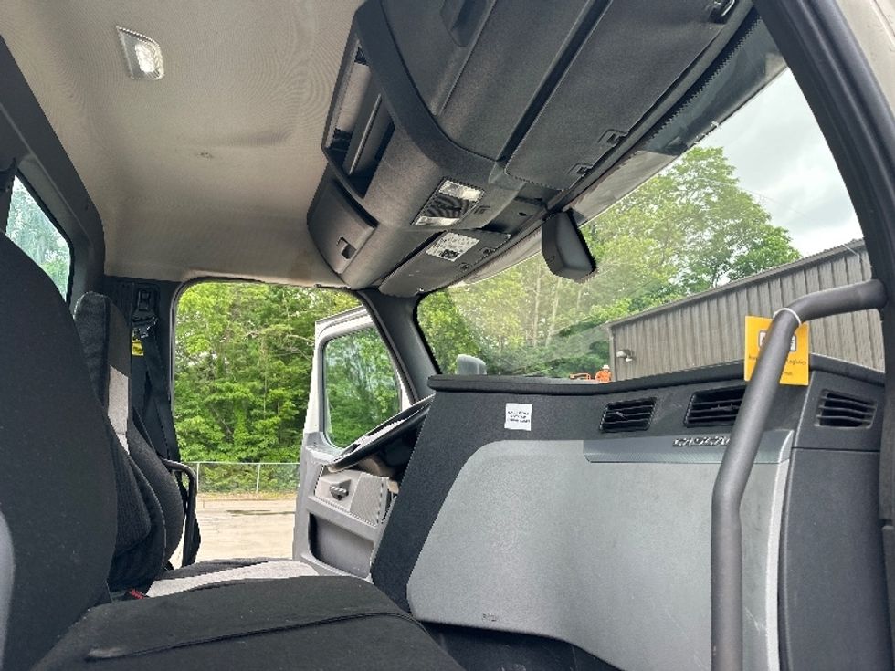 Day Cab Tractor-Heavy Duty Tractors-Freightliner-2019-T12664ST-Bloomington-IN-375,711\n\t\tmiles-$ 47,250 - Image 13