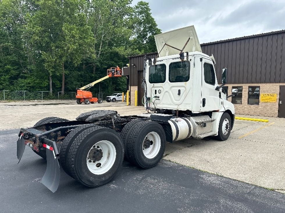 Day Cab Tractor-Heavy Duty Tractors-Freightliner-2019-T12664ST-Bloomington-IN-375,711\n\t\tmiles-$ 47,250 - Image 6