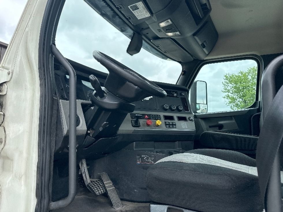 Day Cab Tractor-Heavy Duty Tractors-Freightliner-2019-T12664ST-Bloomington-IN-375,711\n\t\tmiles-$ 47,250 - Image 8