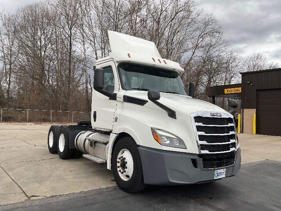 Day Cab Tractor-Heavy Duty Tractors-Freightliner-2019-T12664ST-Bloomington-IN-396,650\n\t\tmiles-$ 54,750 - Image 1