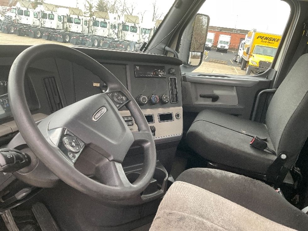 Day Cab Tractor-Heavy Duty Tractors-Freightliner-2019-T12664ST-Bloomington-IN-396,650\n\t\tmiles-$ 54,750 - Image 10