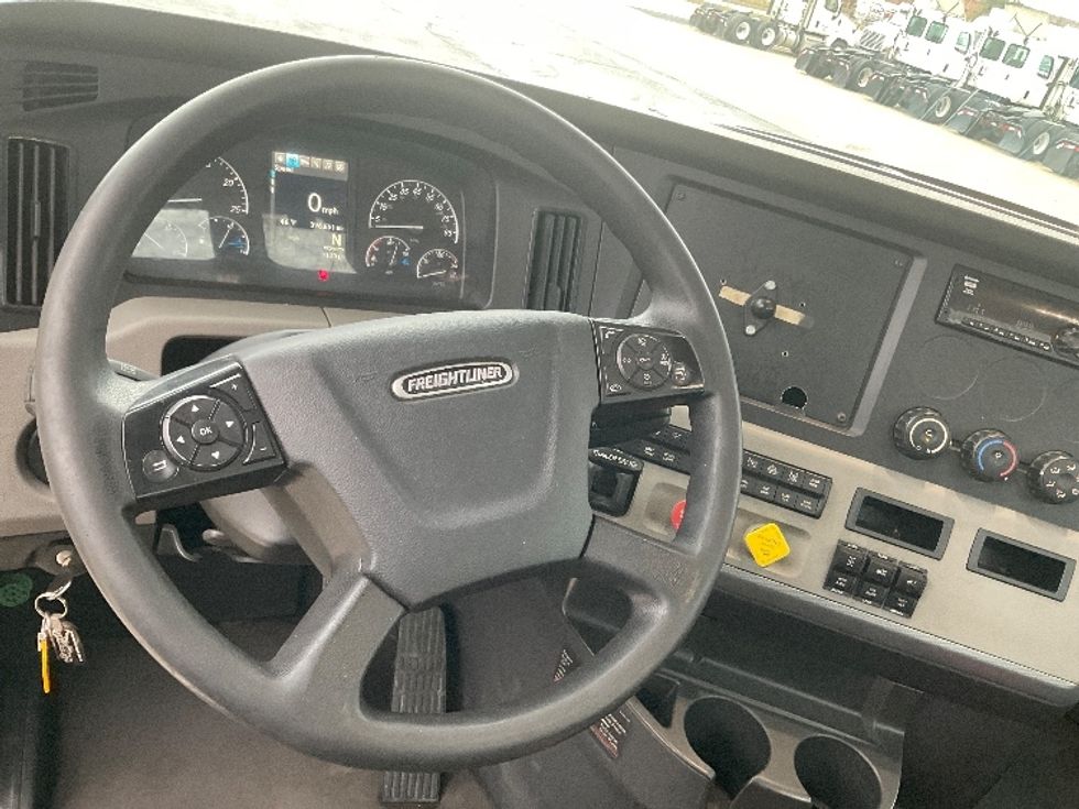 Day Cab Tractor-Heavy Duty Tractors-Freightliner-2019-T12664ST-Bloomington-IN-396,650\n\t\tmiles-$ 54,750 - Image 11