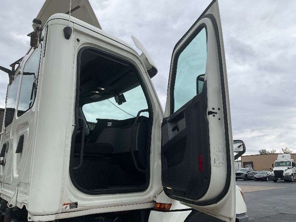Day Cab Tractor-Heavy Duty Tractors-Freightliner-2019-T12664ST-Bloomington-IN-396,650\n\t\tmiles-$ 54,750 - Image 12