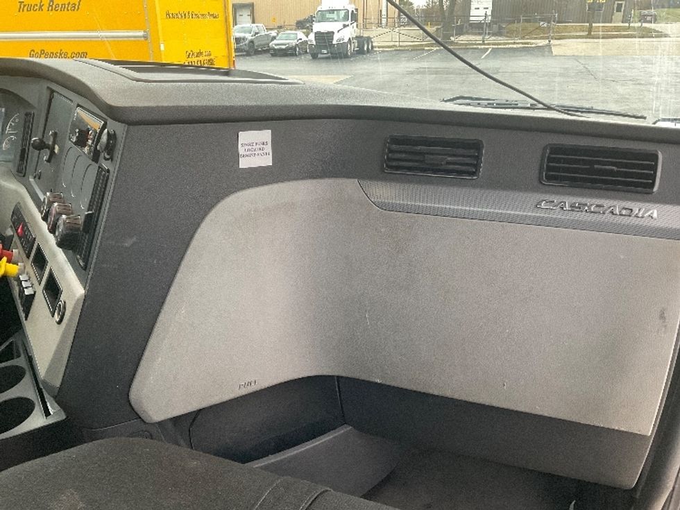 Day Cab Tractor-Heavy Duty Tractors-Freightliner-2019-T12664ST-Bloomington-IN-396,650\n\t\tmiles-$ 54,750 - Image 13