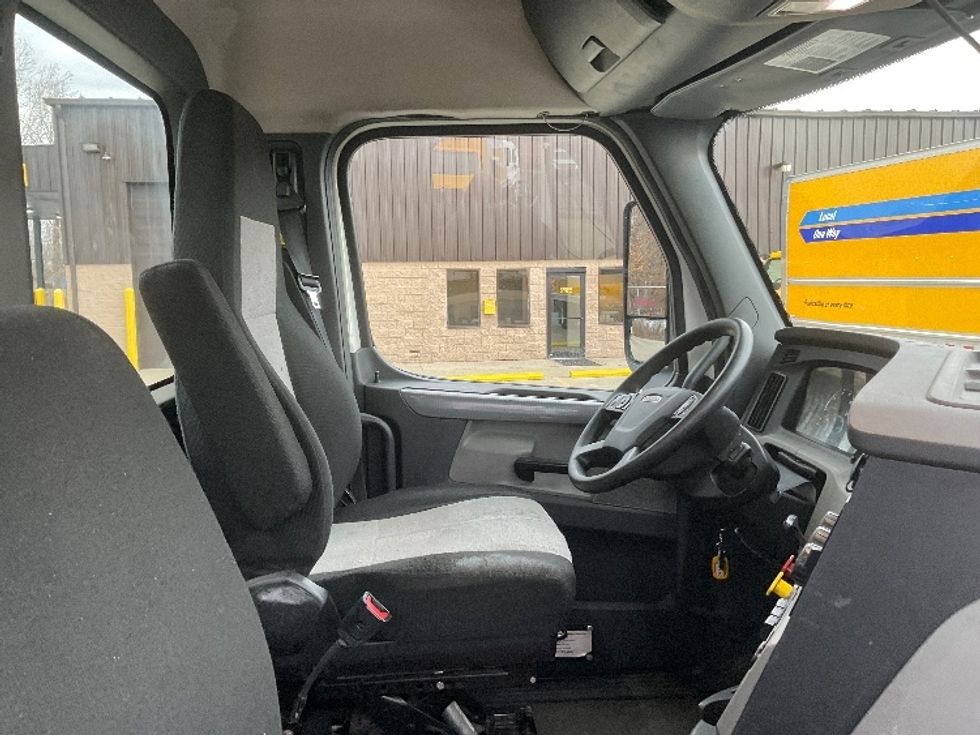 Day Cab Tractor-Heavy Duty Tractors-Freightliner-2019-T12664ST-Bloomington-IN-396,650\n\t\tmiles-$ 54,750 - Image 14