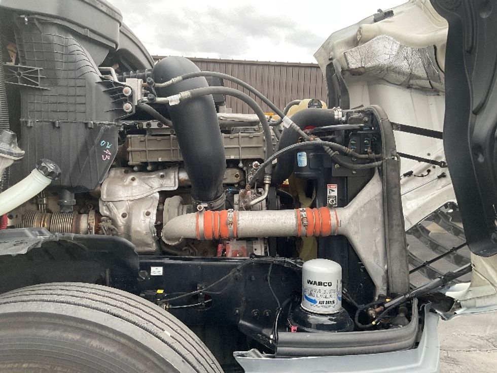 Day Cab Tractor-Heavy Duty Tractors-Freightliner-2019-T12664ST-Bloomington-IN-396,650\n\t\tmiles-$ 54,750 - Image 15