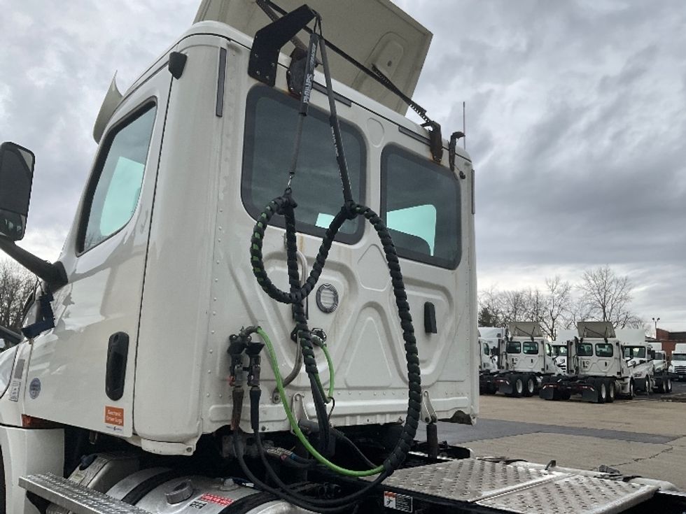 Day Cab Tractor-Heavy Duty Tractors-Freightliner-2019-T12664ST-Bloomington-IN-396,650\n\t\tmiles-$ 54,750 - Image 17