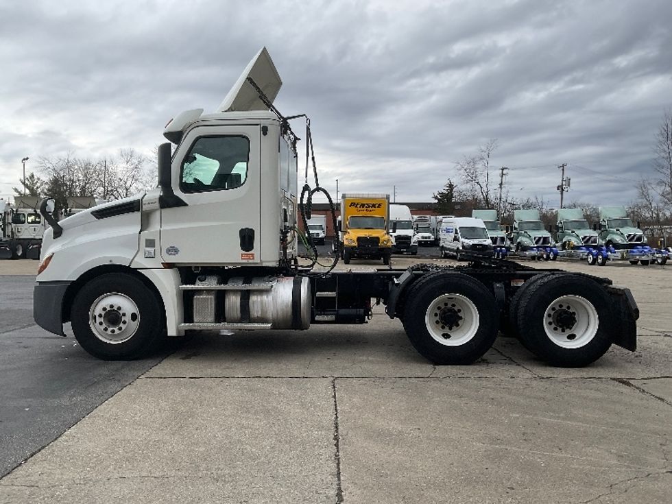 Day Cab Tractor-Heavy Duty Tractors-Freightliner-2019-T12664ST-Bloomington-IN-396,650\n\t\tmiles-$ 54,750 - Image 4