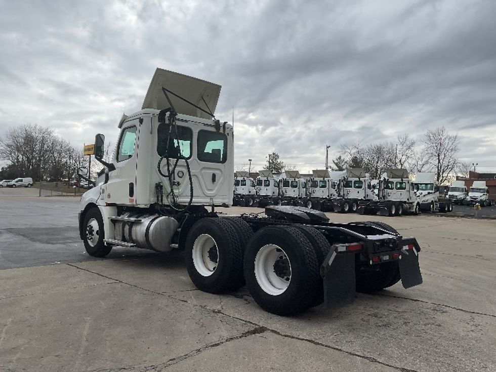 Day Cab Tractor-Heavy Duty Tractors-Freightliner-2019-T12664ST-Bloomington-IN-396,650\n\t\tmiles-$ 54,750 - Image 5