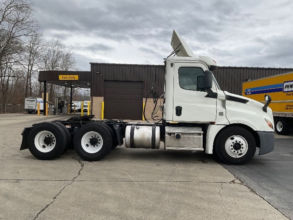 Day Cab Tractor-Heavy Duty Tractors-Freightliner-2019-T12664ST-Bloomington-IN-396,650\n\t\tmiles-$ 54,750 - Image 8