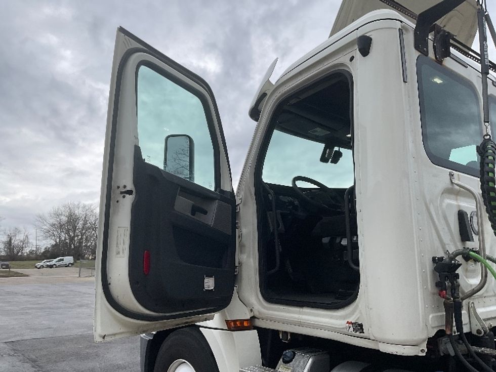 Day Cab Tractor-Heavy Duty Tractors-Freightliner-2019-T12664ST-Bloomington-IN-396,650\n\t\tmiles-$ 54,750 - Image 9