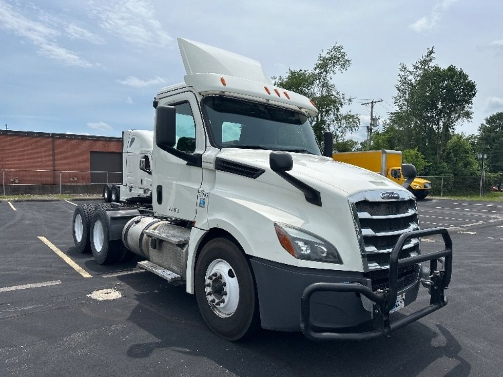 Day Cab Tractor-Heavy Duty Tractors-Freightliner-2019-T12664ST-Bloomington-IN-449,184\n\t\tmiles-$ 43,250 - Image 1