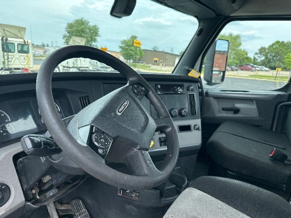 2019 Freightliner Cascadia 126" Day cab photo 10