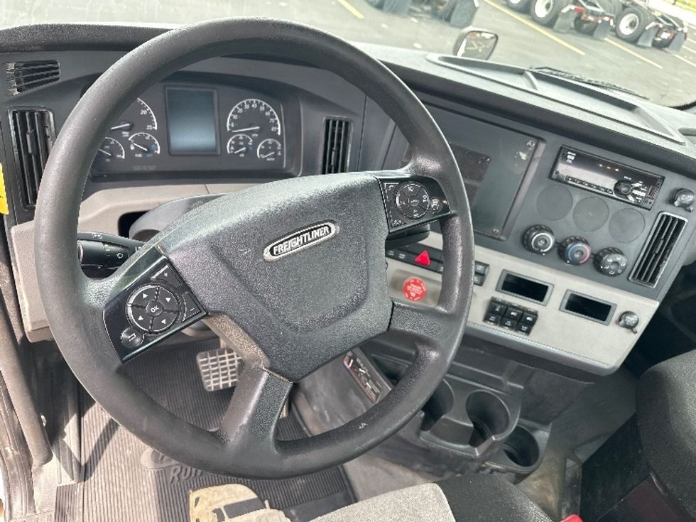 2019 Freightliner Cascadia 126" Day cab photo 11