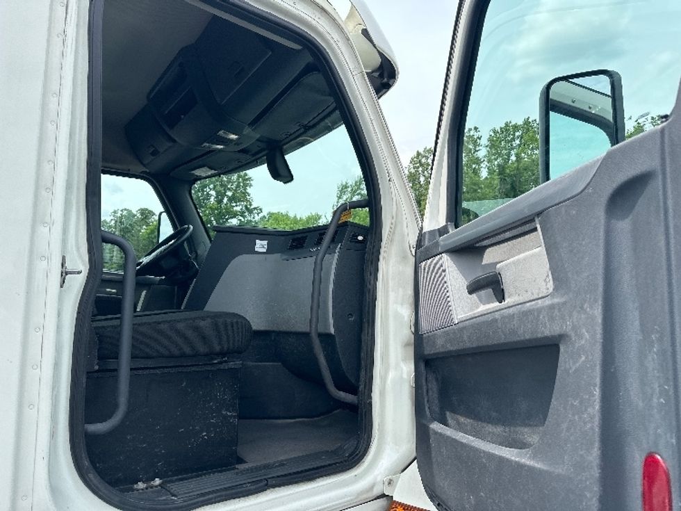 2019 Freightliner Cascadia 126" Day cab photo 12