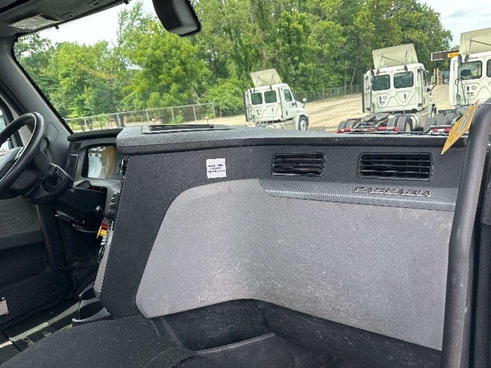 2019 Freightliner Cascadia 126" Day cab photo 13