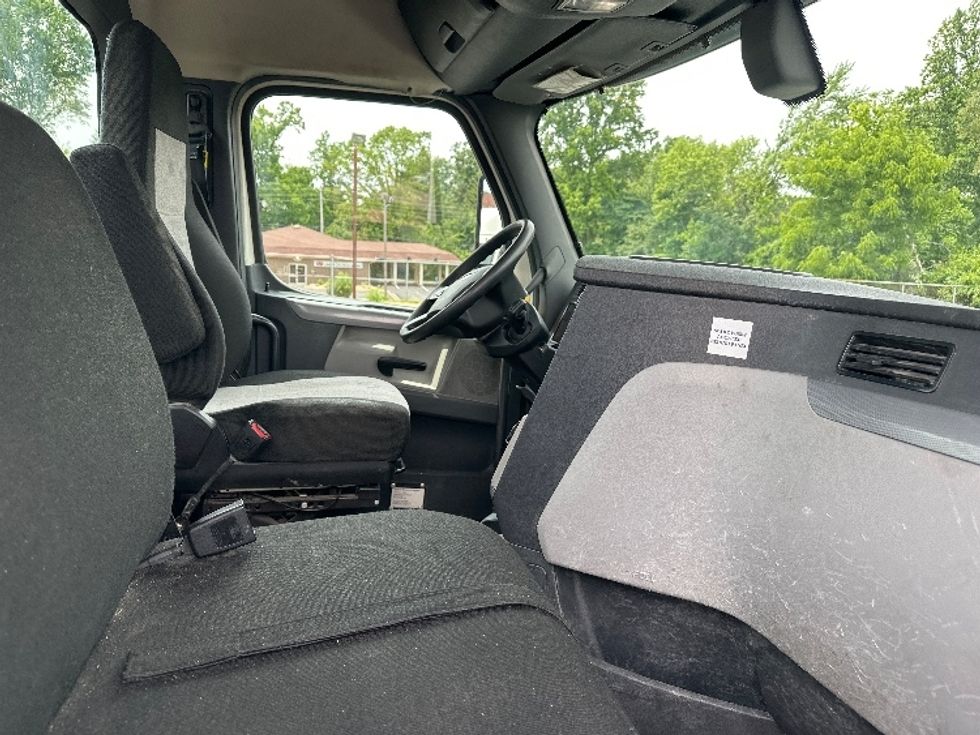 2019 Freightliner Cascadia 126" Day cab photo 14