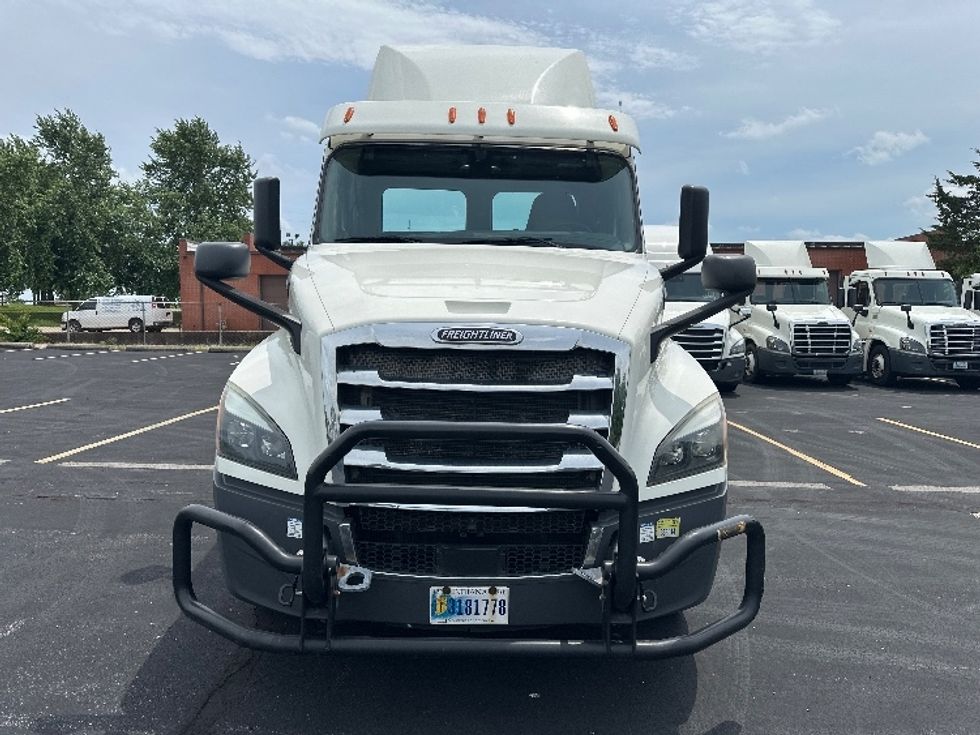 2019 Freightliner Cascadia 126" Day cab photo 2