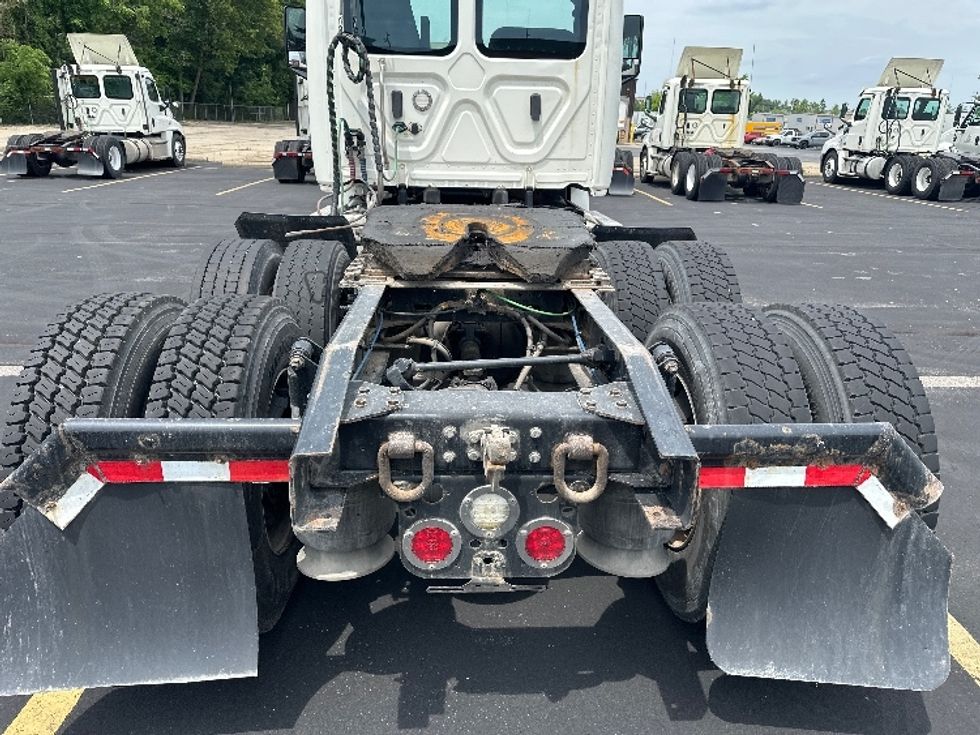 2019 Freightliner Cascadia 126" Day cab photo 6