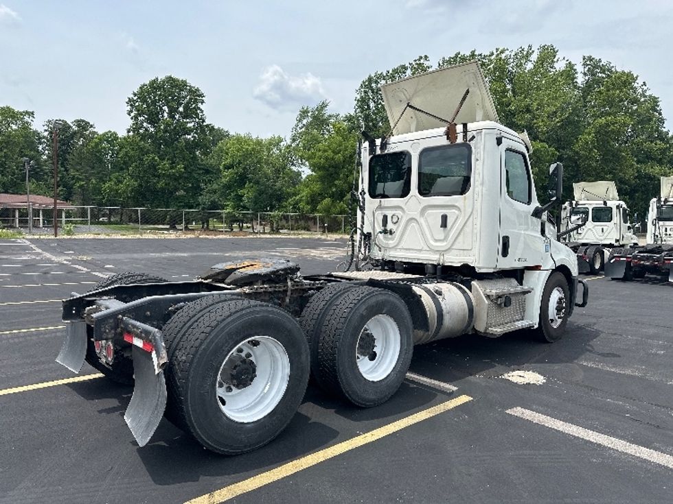 2019 Freightliner Cascadia 126" Day cab photo 7
