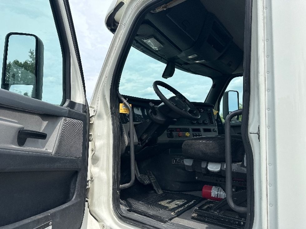 2019 Freightliner Cascadia 126" Day cab photo 9