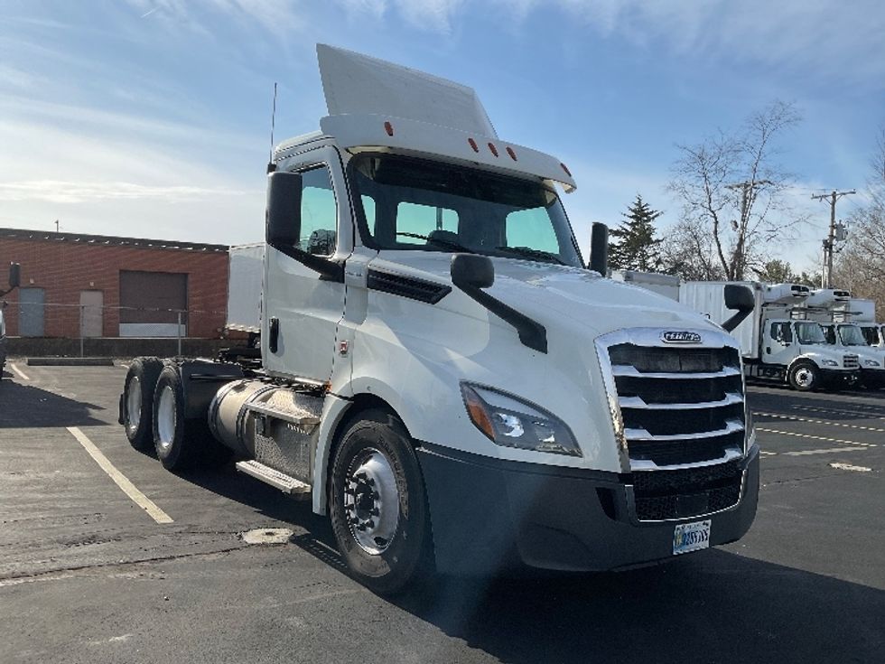 Day Cab Tractor-Heavy Duty Tractors-Freightliner-2019-T12664ST-Bloomington-IN-499,134\n\t\tmiles-$ 45,750 - Image 1