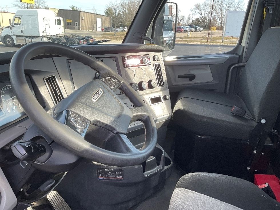 Day Cab Tractor-Heavy Duty Tractors-Freightliner-2019-T12664ST-Bloomington-IN-499,134\n\t\tmiles-$ 45,750 - Image 10