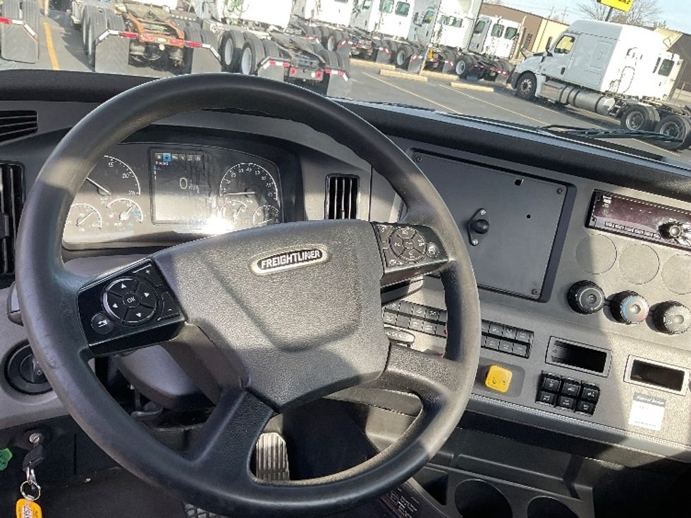 Day Cab Tractor-Heavy Duty Tractors-Freightliner-2019-T12664ST-Bloomington-IN-499,134\n\t\tmiles-$ 45,750 - Image 11
