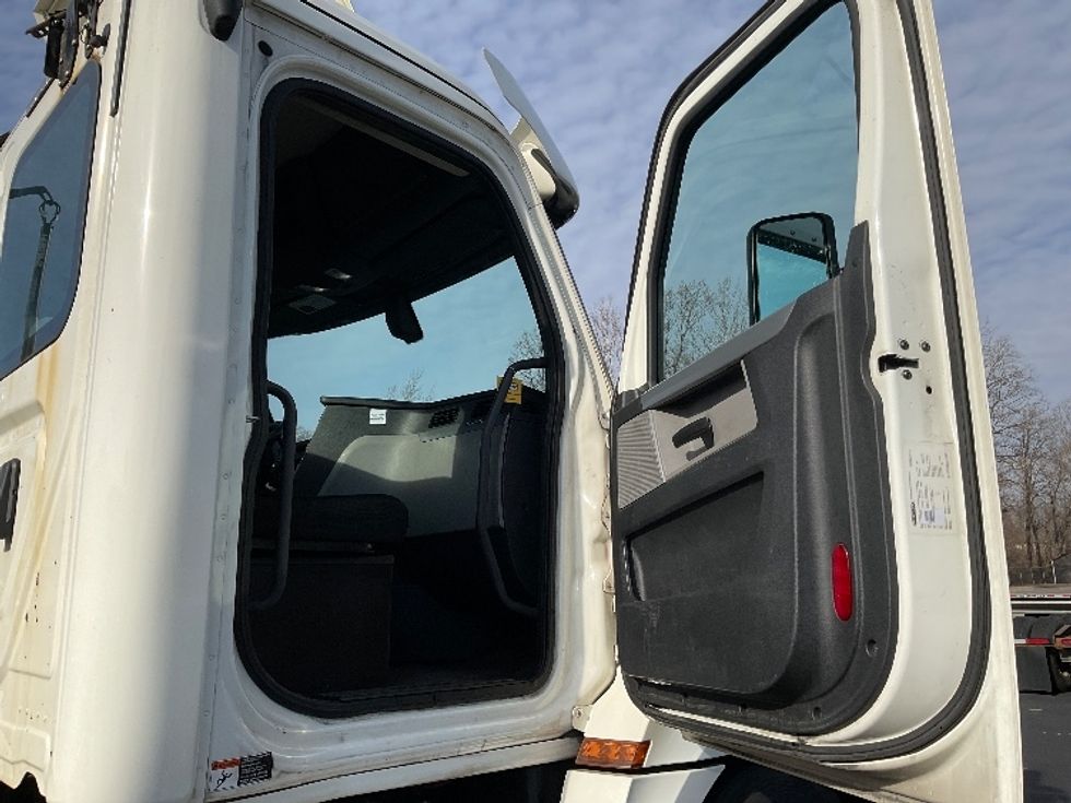 Day Cab Tractor-Heavy Duty Tractors-Freightliner-2019-T12664ST-Bloomington-IN-499,134\n\t\tmiles-$ 45,750 - Image 12