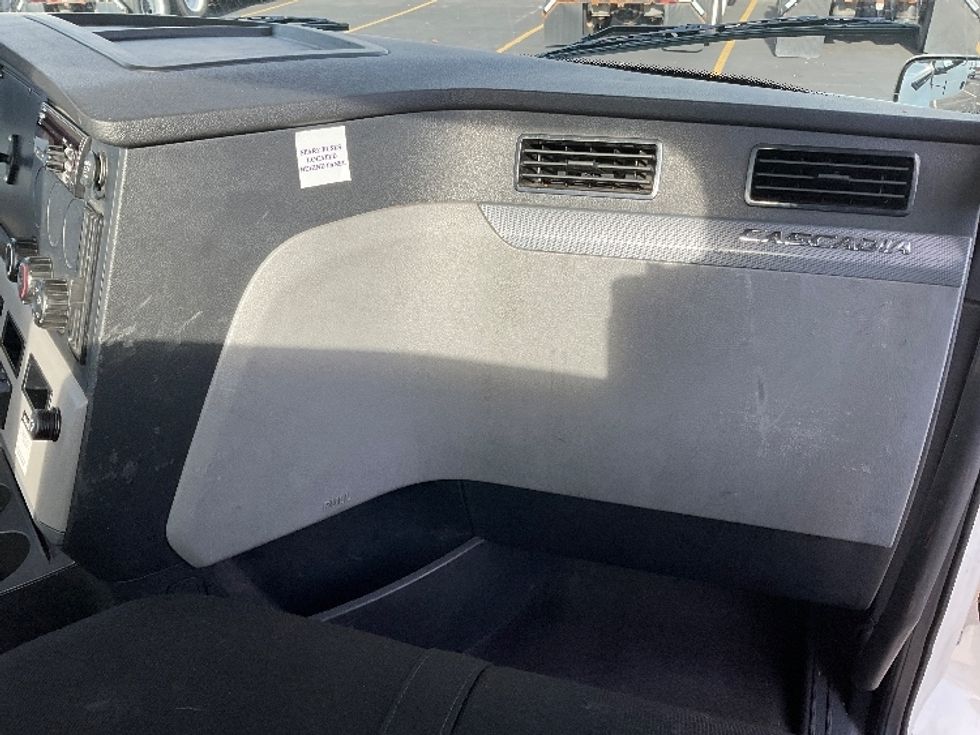 Day Cab Tractor-Heavy Duty Tractors-Freightliner-2019-T12664ST-Bloomington-IN-499,134\n\t\tmiles-$ 45,750 - Image 13