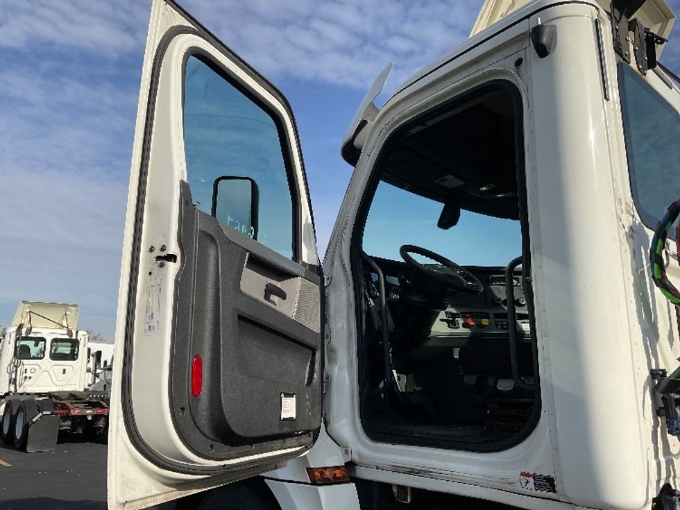 Day Cab Tractor-Heavy Duty Tractors-Freightliner-2019-T12664ST-Bloomington-IN-499,134\n\t\tmiles-$ 45,750 - Image 9