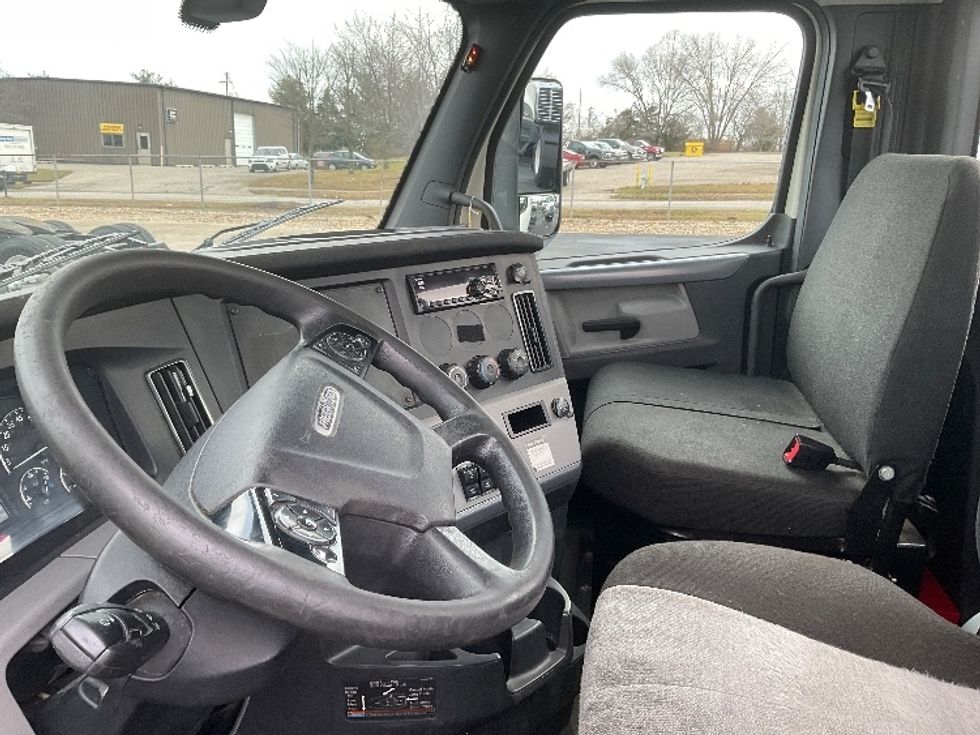Day Cab Tractor-Heavy Duty Tractors-Freightliner-2019-T12664ST-Bloomington-IN-592,185\n\t\tmiles-$ 38,250 - Image 10